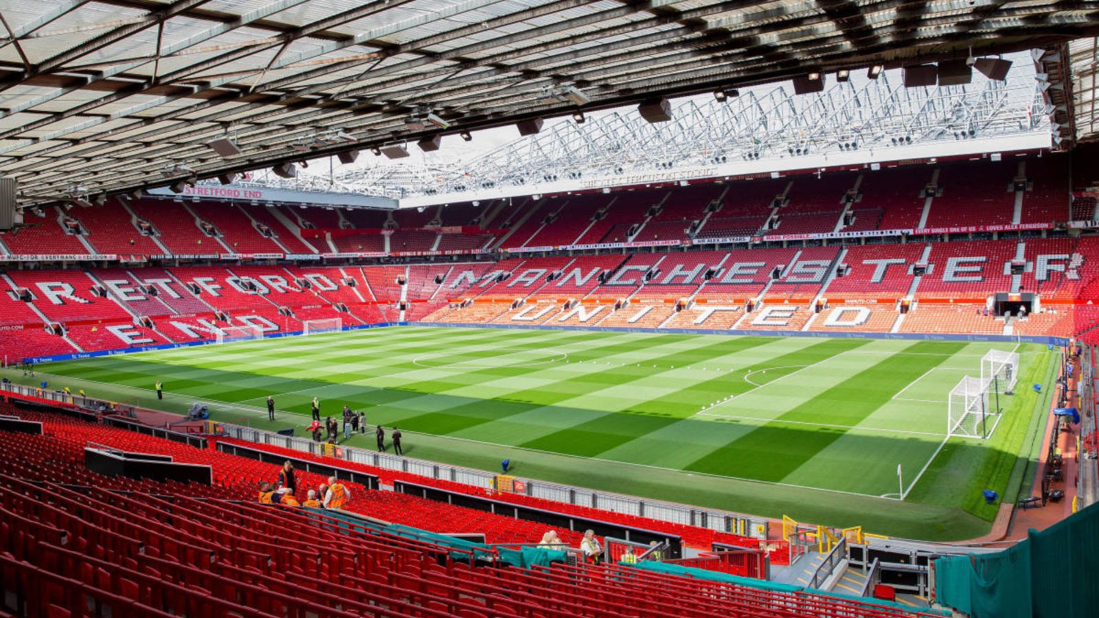 Vista interna do Old Trafford, com o gramado e as arquibancadas vermelhas